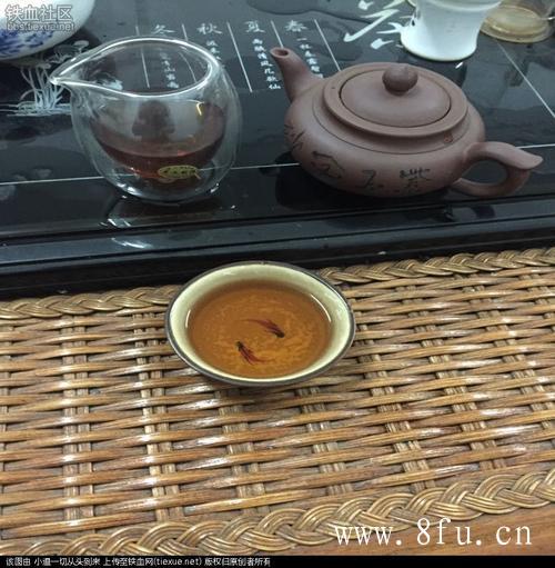 白茶，属微发酵茶，是汉族茶农创制的传统名茶，中国六大茶类之一。指一种采摘后，不经杀青或揉捻，只经过晒或文火干燥后加工的茶。